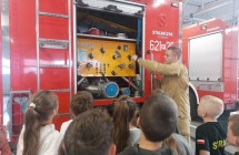 Klasa II a  poznaje wyposazenie wozu strazackiego