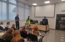 Klasa II a  poznaje mundur policjanta