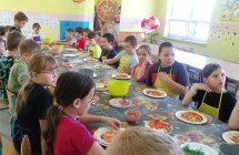 przygotowywanie dodatków do pizzy