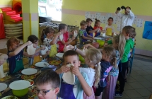 rozciąganie ciasta na pizzę