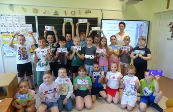 zdjecie zbiorowe dzieci , prowadzacej i przygotowanych ozdob kubkow