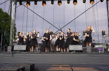 tańczy grupa młodsza