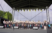 Wszyscy występujący uczniowie na scenie