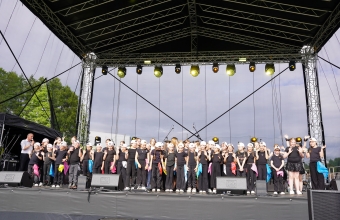 Wszyscy występujący uczniowie na scenie