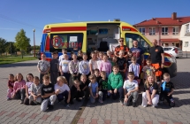 wspolne zdjecie przed ambulansem