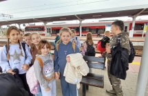 Klasa III a zwiedza peron Dworca Kolejoewego w Ostrowie Wlkp.