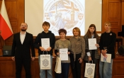 Uczniowie szkoly podtsawowej w Malanowie odbieraja nogrody w konkursie English Non-stop