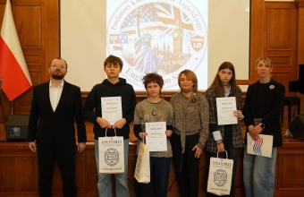 Uczniowie szkoly podtsawowej w Malanowie odbieraja nogrody w konkursie English Non-stop